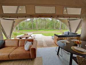 Camping De Bergen, livingroom Crossover Lodge