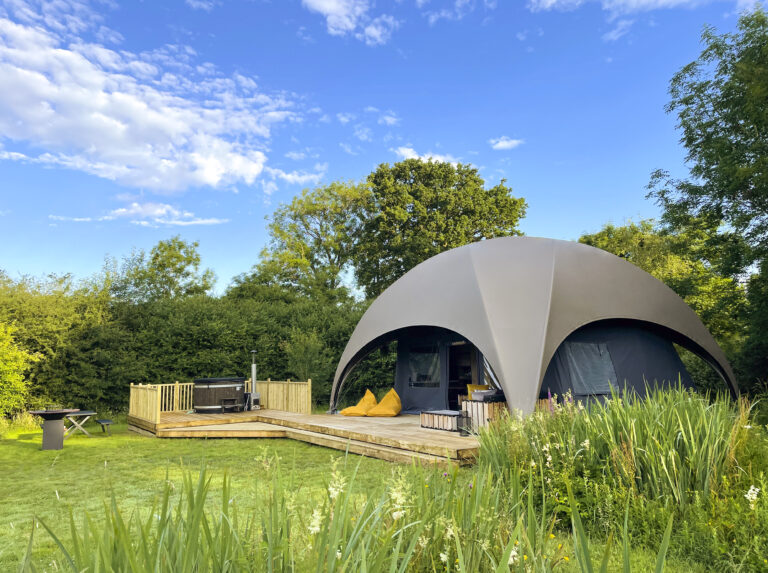 Glamping tent met sanitair